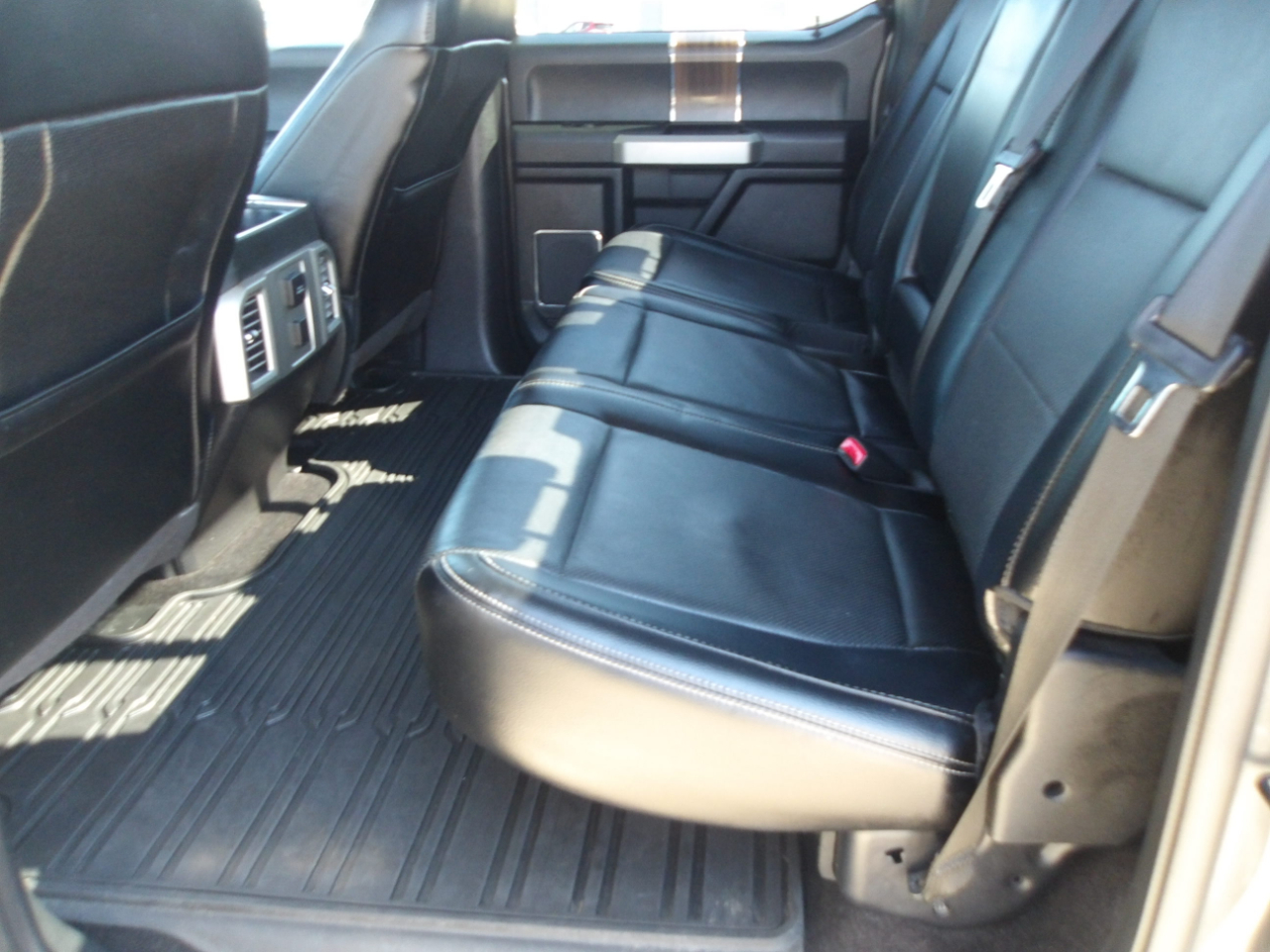 Ford F-150 SuperCrew Crew Cab 139" Lariat 4WD 2016