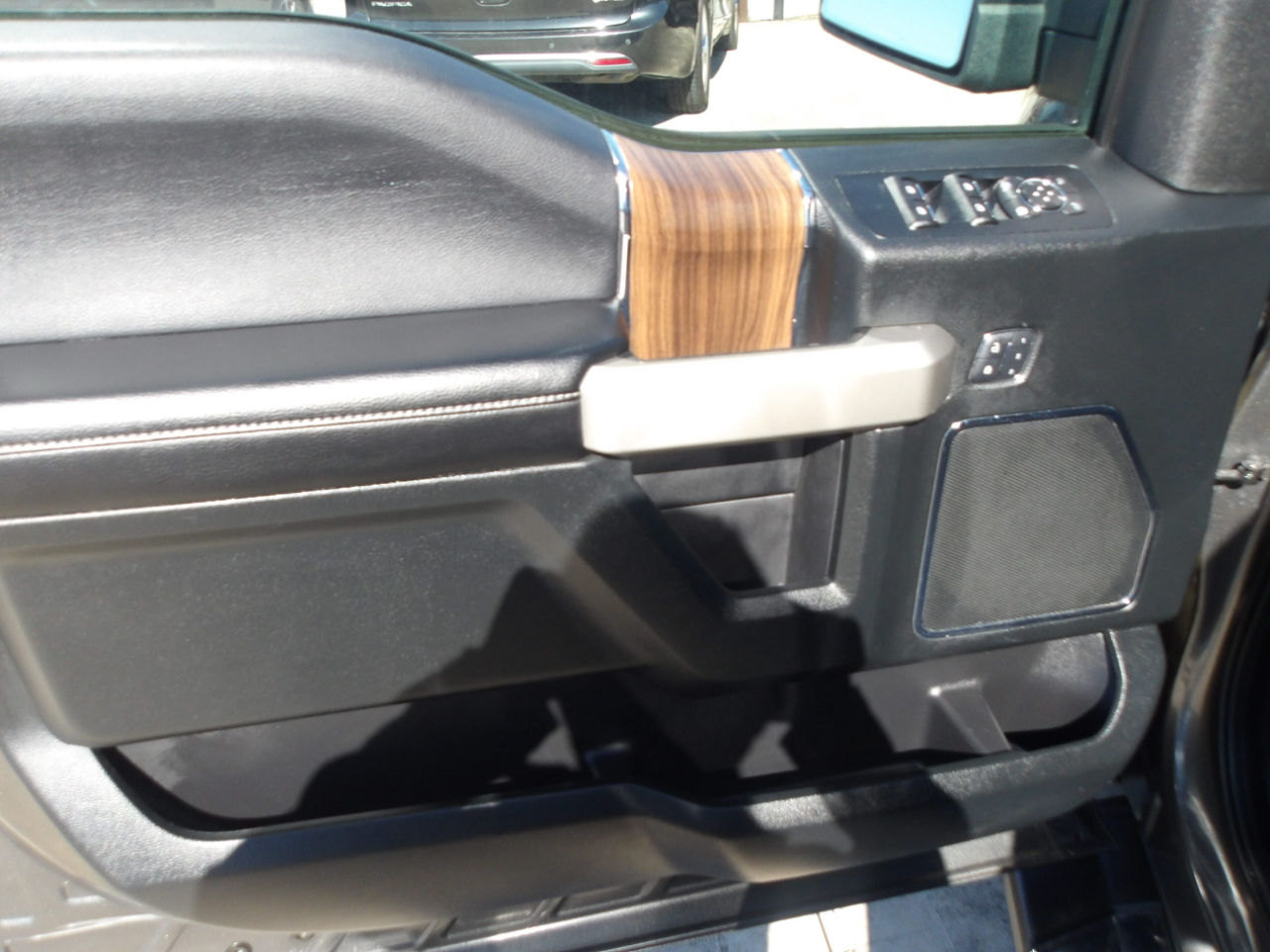 Ford F-150 SuperCrew Crew Cab 139" Lariat 4WD 2016