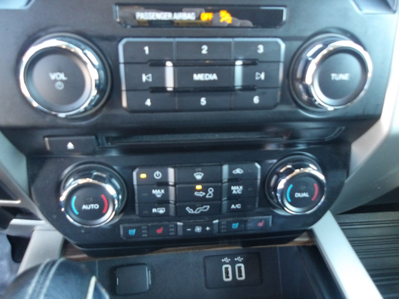 Ford F-150 SuperCrew Crew Cab 139" Lariat 4WD 2016