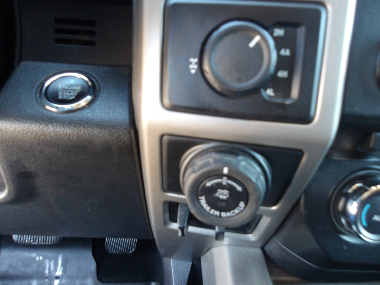 Ford F-150 SuperCrew Crew Cab 139" Lariat 4WD 2016