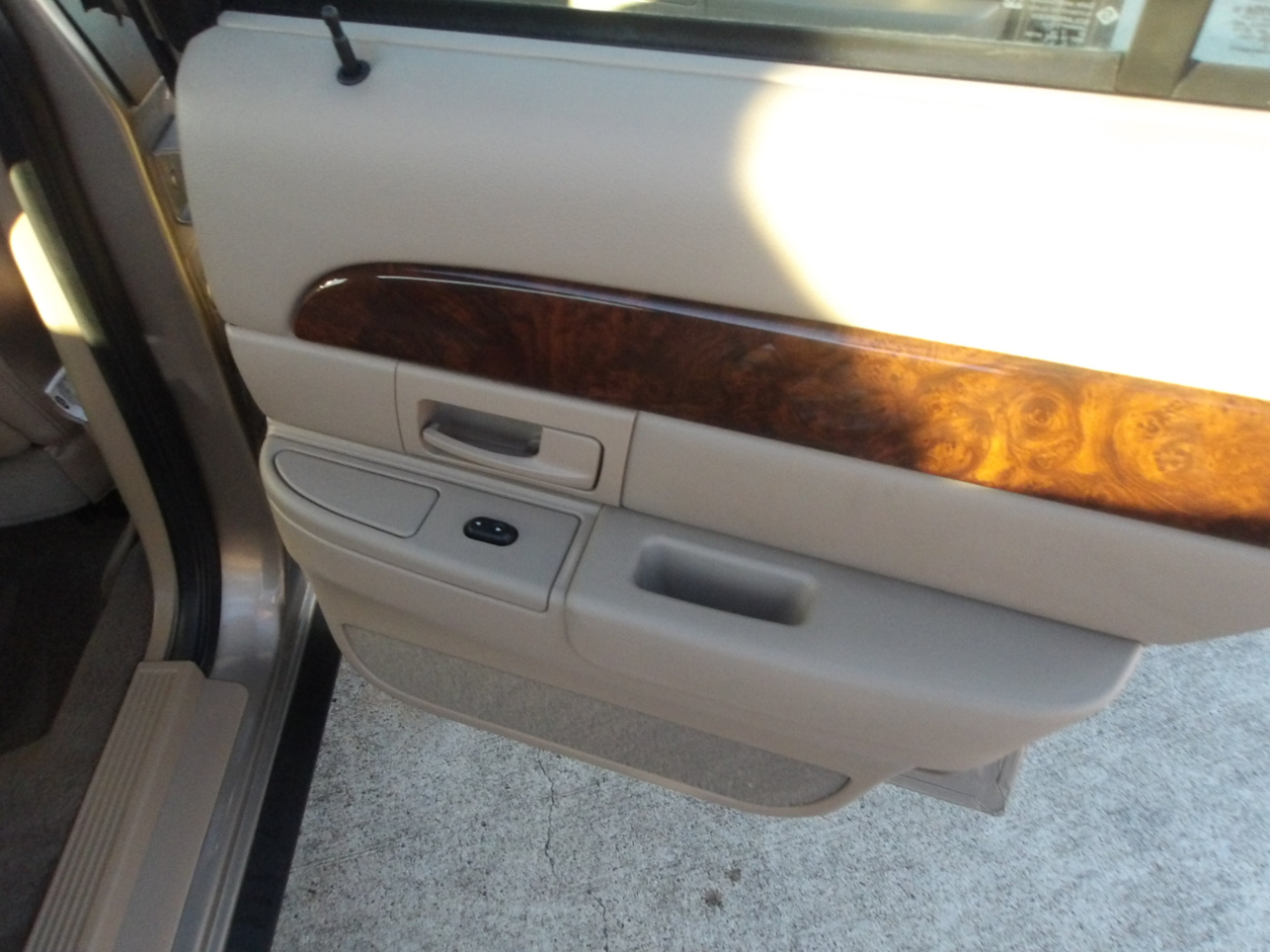 Mercury Grand Marquis 4dr Sdn LS Premium 2004