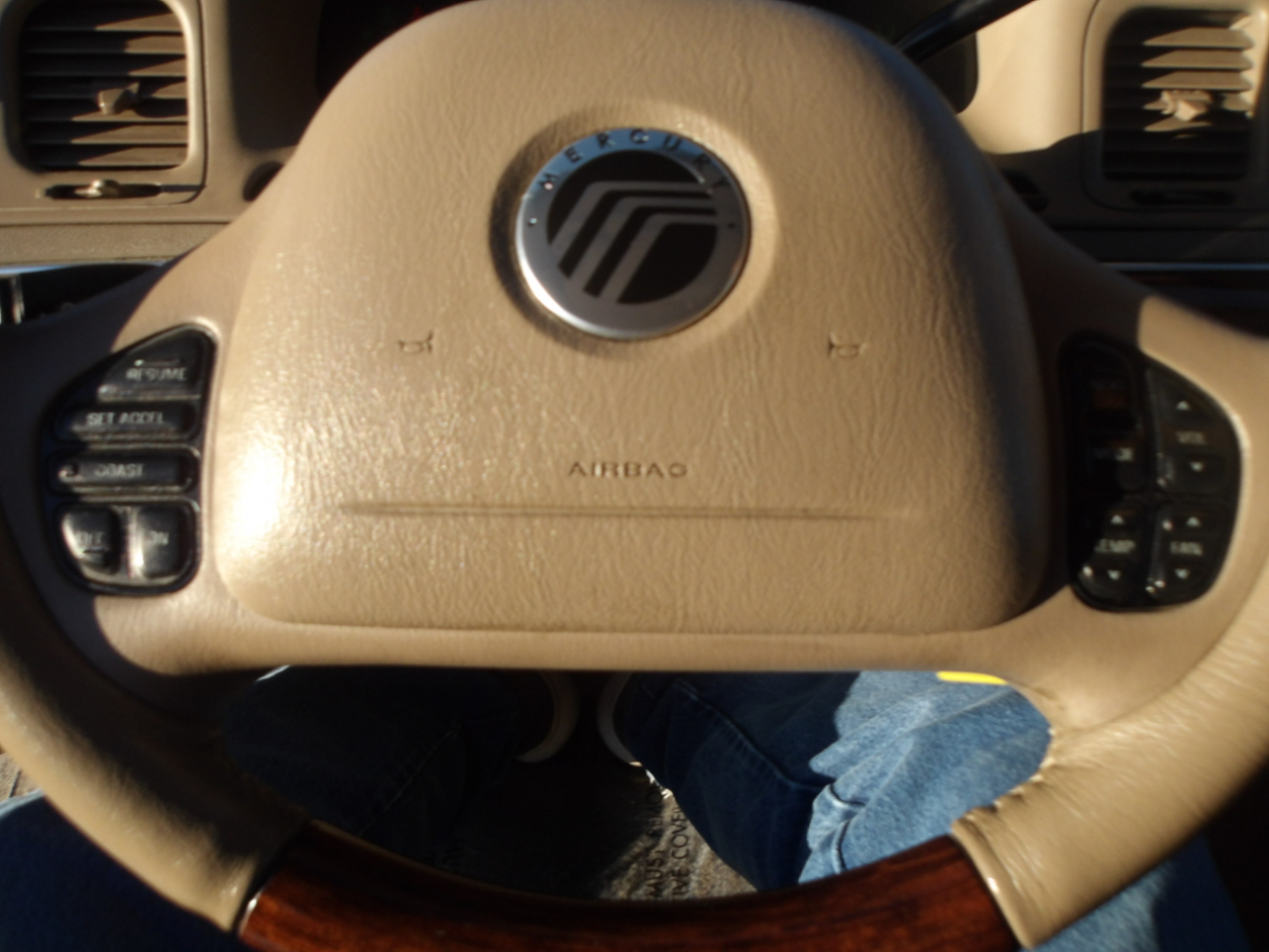 Mercury Grand Marquis 4dr Sdn LS Premium 2004