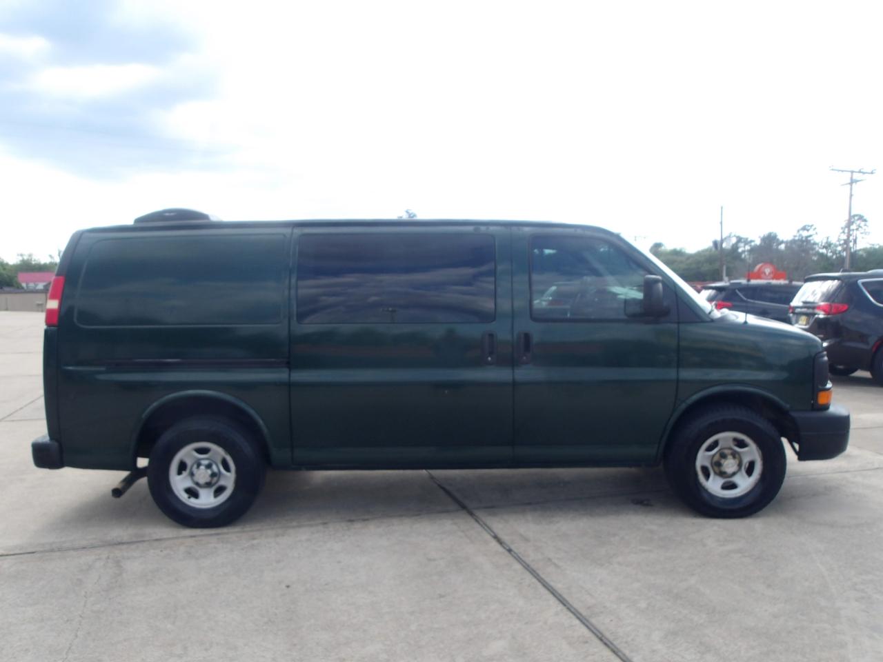 Chevrolet Express Cargo Van RWD 1500 135" 2007