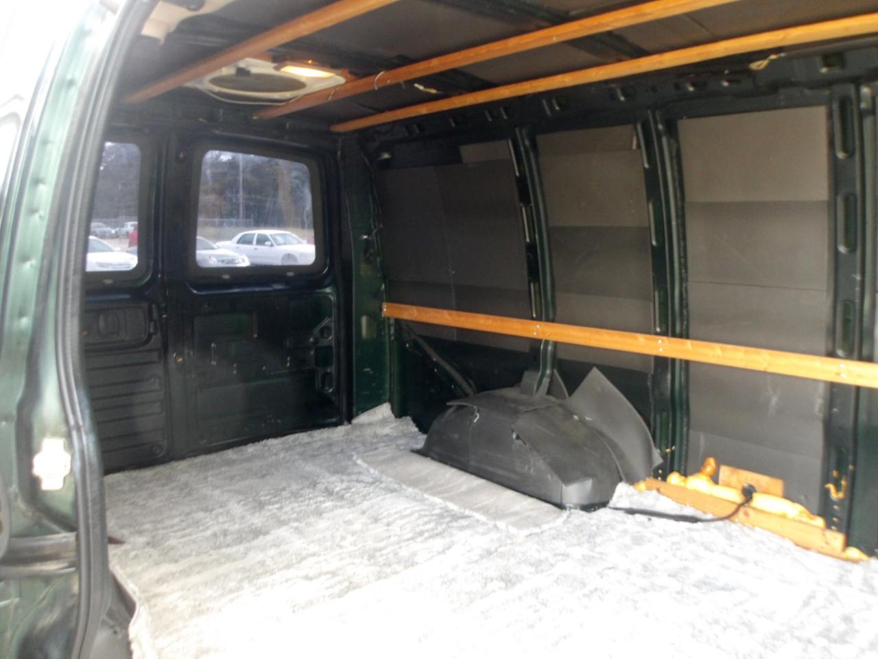 Chevrolet Express Cargo Van RWD 1500 135" 2007