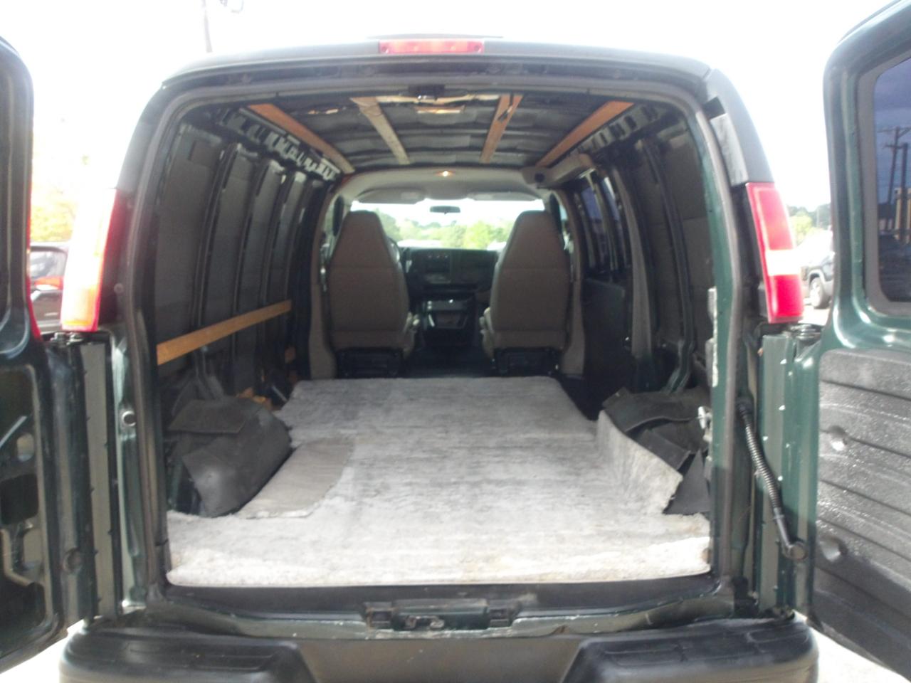 Chevrolet Express Cargo Van RWD 1500 135" 2007