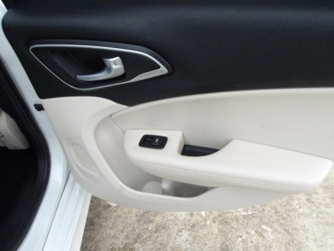 Chrysler 200 4dr Sdn C FWD 2015