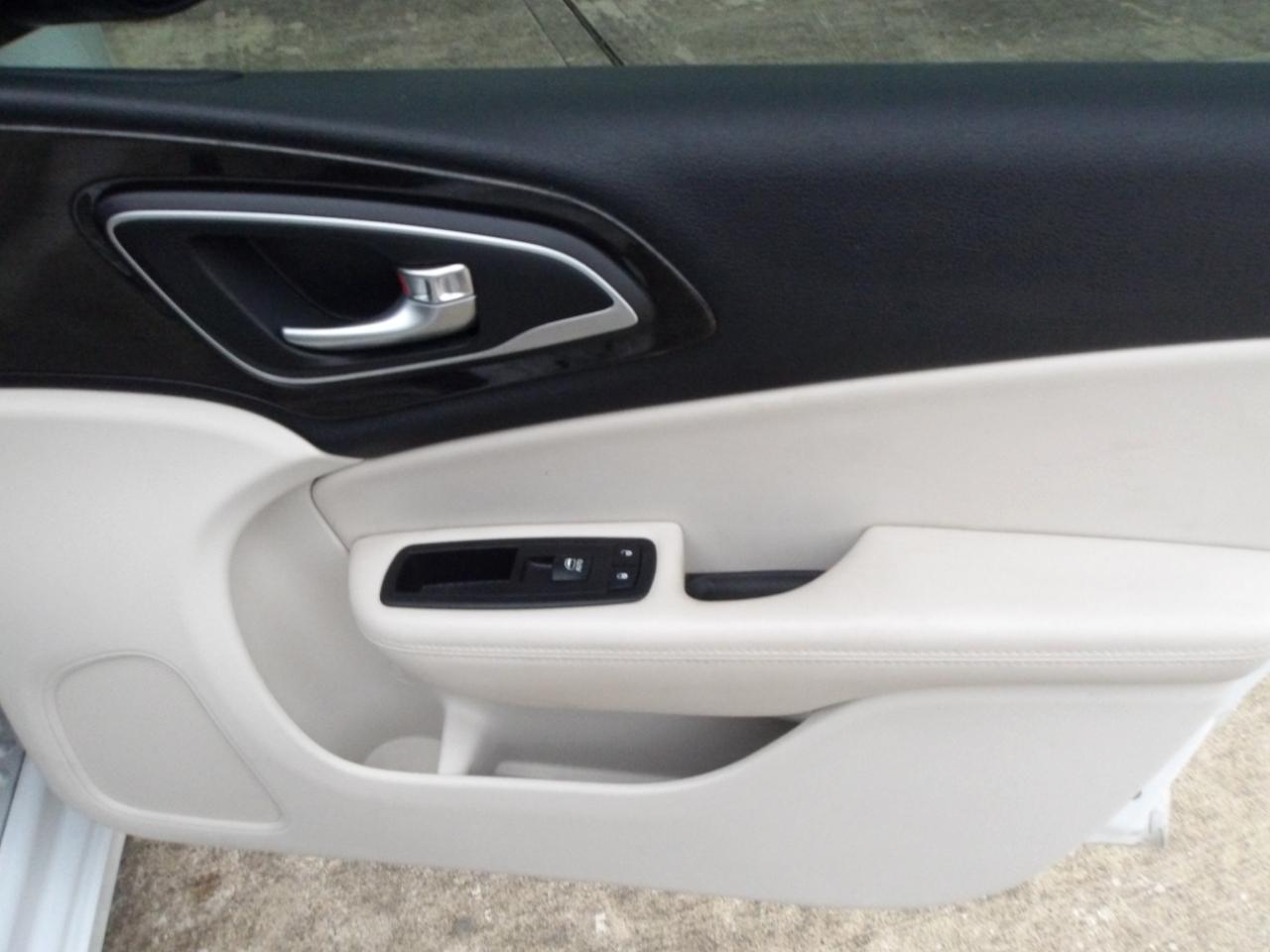 Chrysler 200 4dr Sdn C FWD 2015