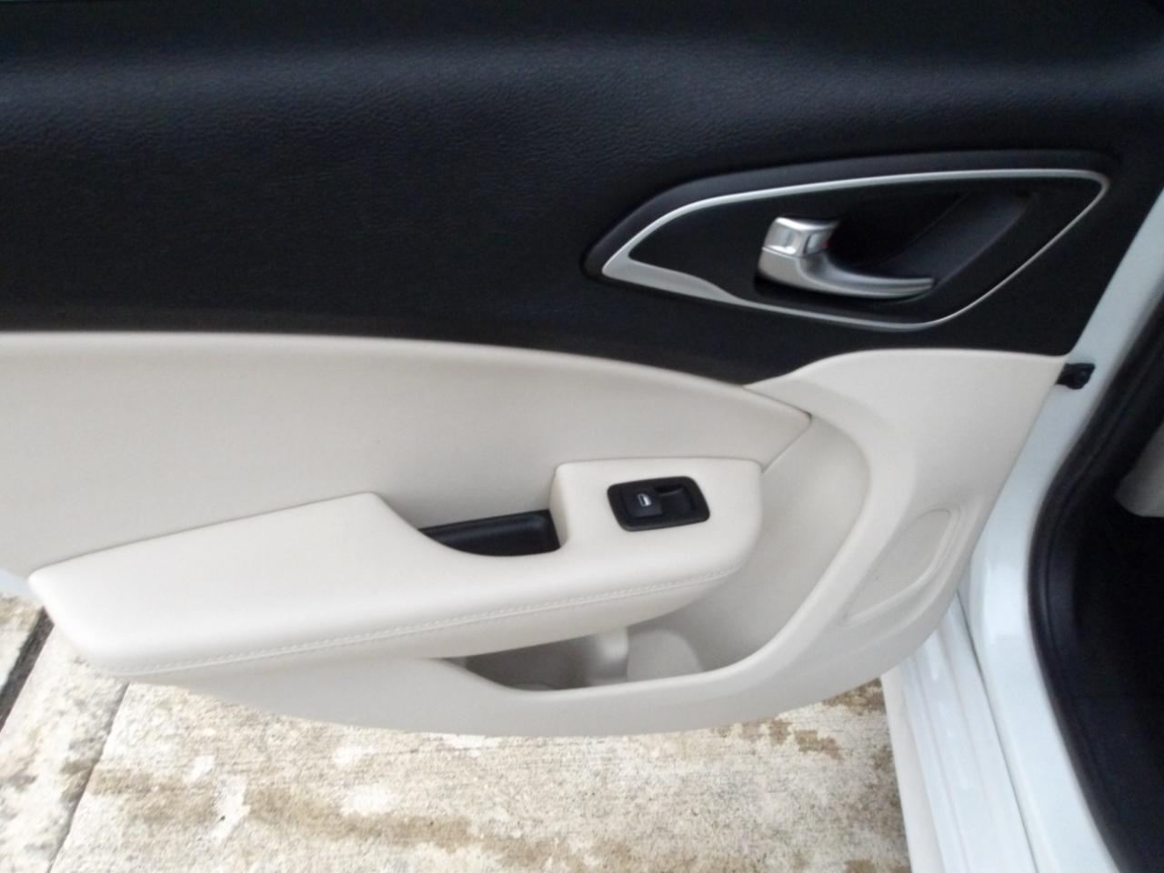 Chrysler 200 4dr Sdn C FWD 2015