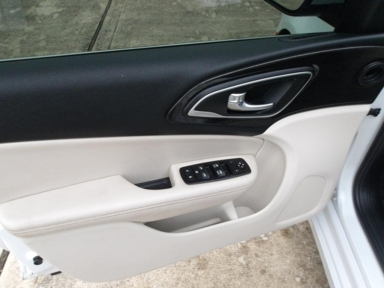 Chrysler 200 4dr Sdn C FWD 2015