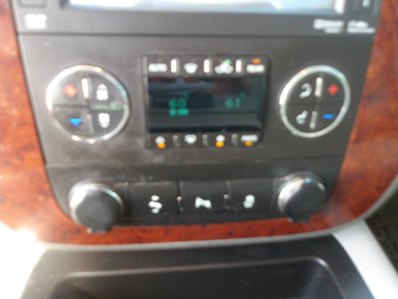 Chevrolet Suburban 2WD 4dr LT 2014