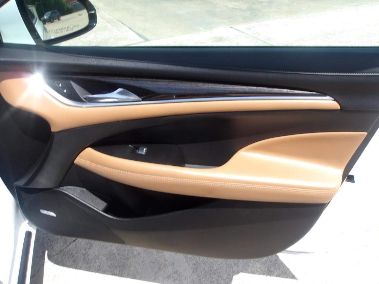 Buick LaCrosse 4dr Sdn Essence FWD 2017