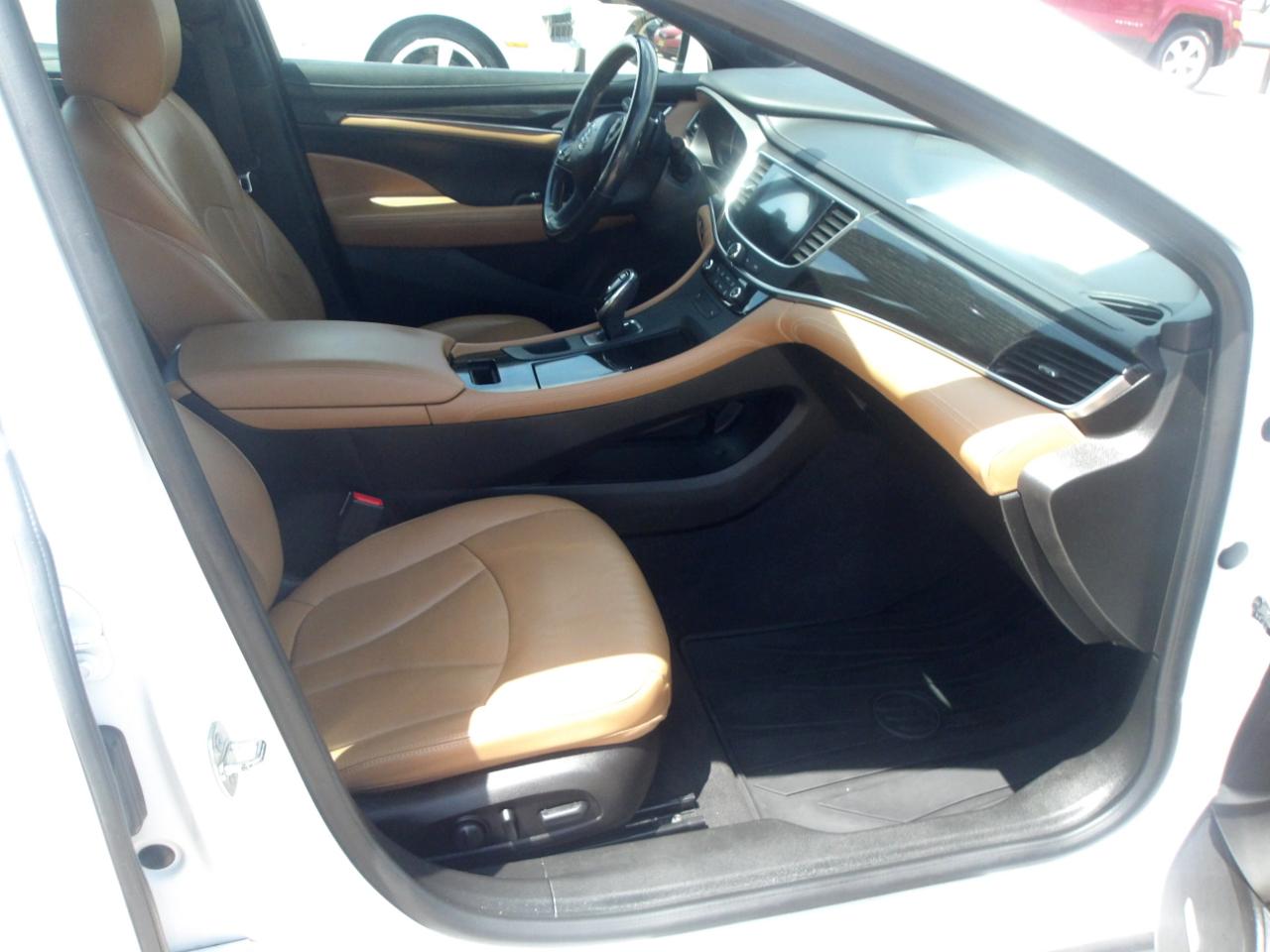 Buick LaCrosse 4dr Sdn Essence FWD 2017