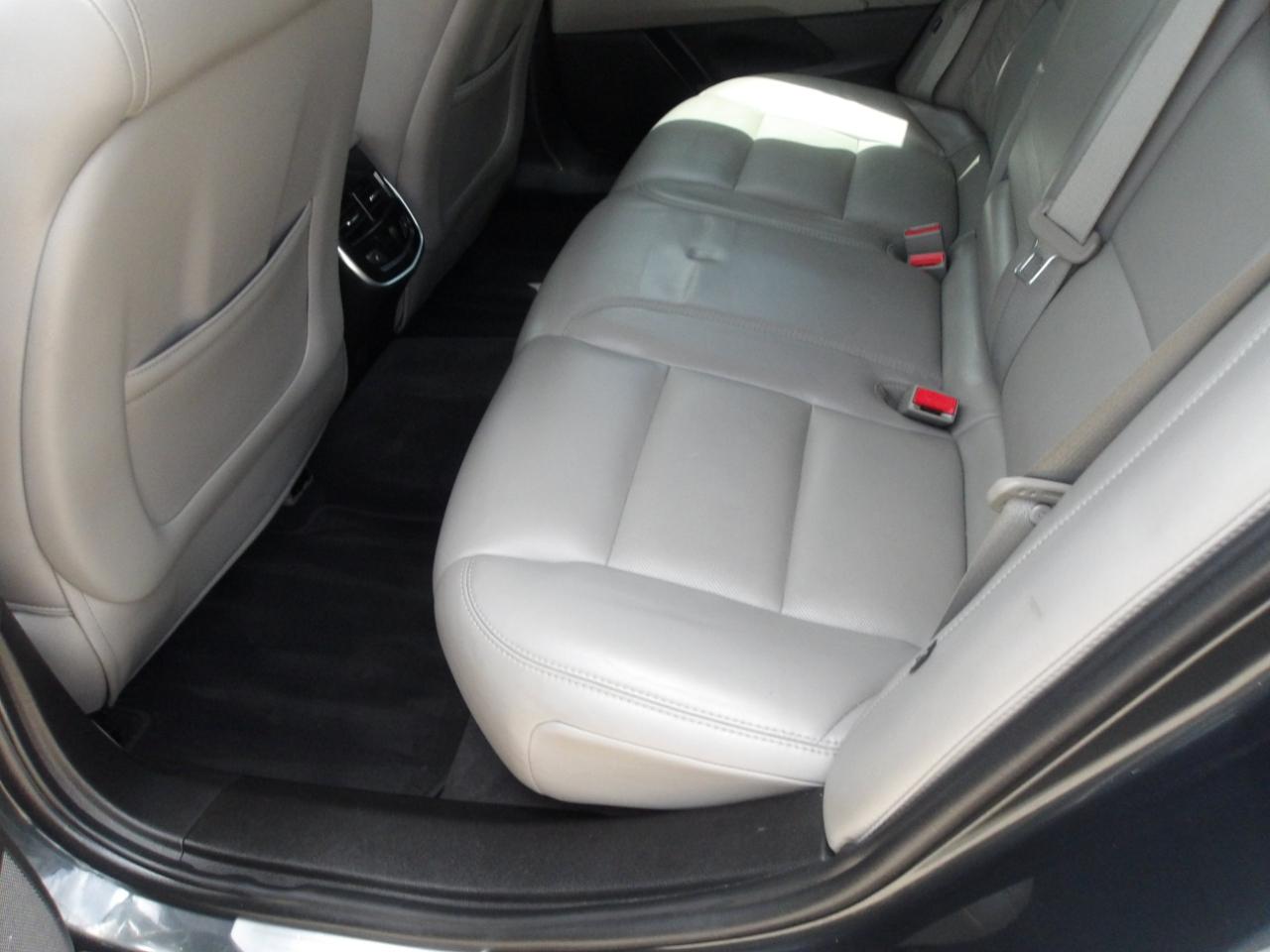 Cadillac XTS 4dr Sdn Luxury FWD 2013