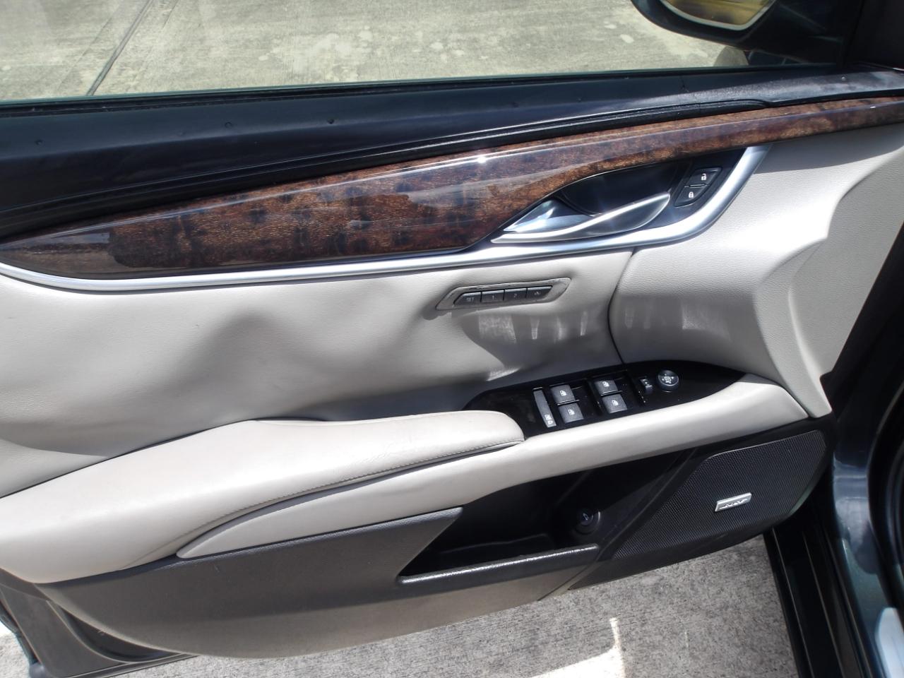 Cadillac XTS 4dr Sdn Luxury FWD 2013