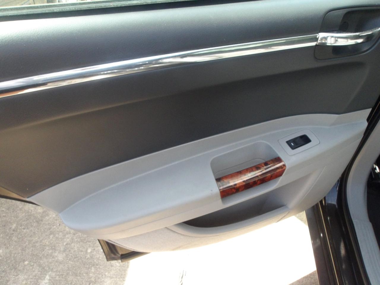 Chrysler 300 4dr Sdn 300C 2006