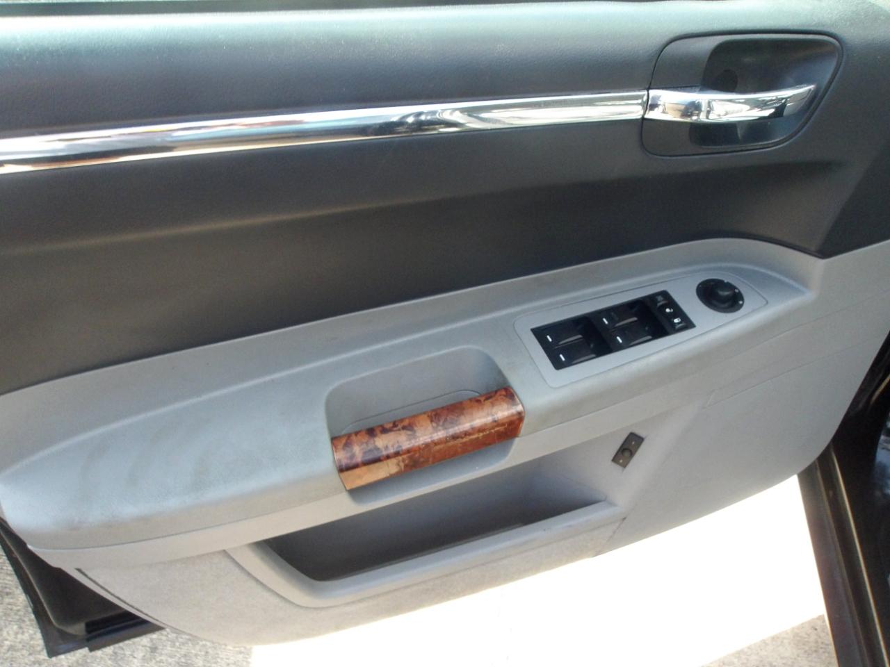 Chrysler 300 4dr Sdn 300C 2006