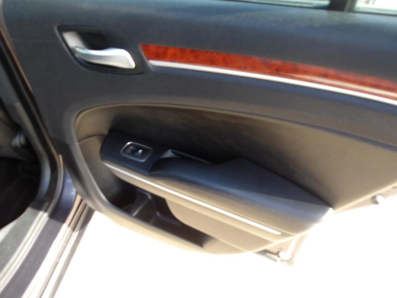 Chrysler 300 4dr Sdn RWD 2013