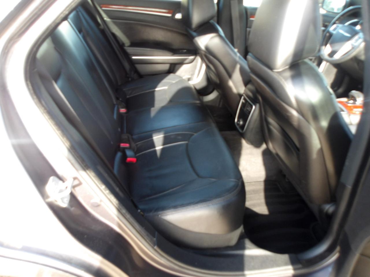 Chrysler 300 4dr Sdn RWD 2013
