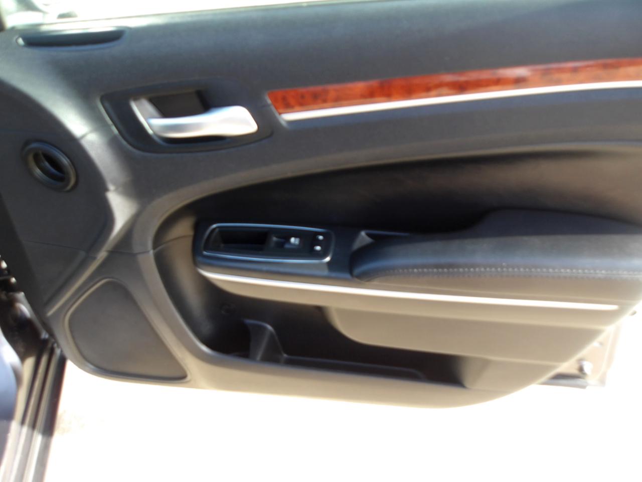 Chrysler 300 4dr Sdn RWD 2013