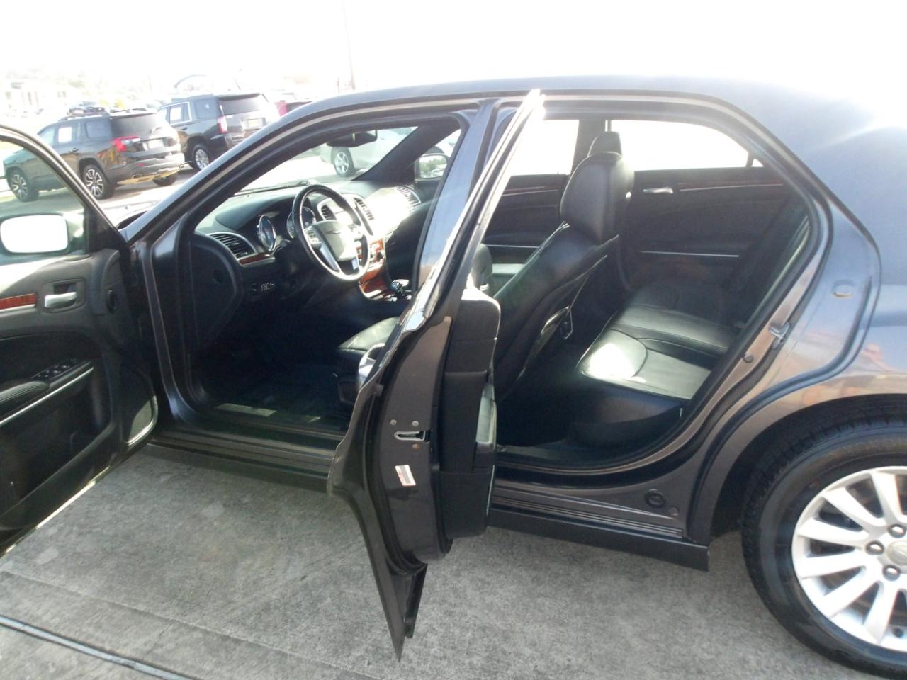 Chrysler 300 4dr Sdn RWD 2013