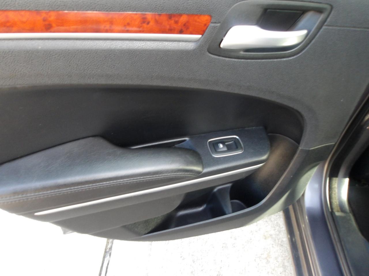 Chrysler 300 4dr Sdn RWD 2013