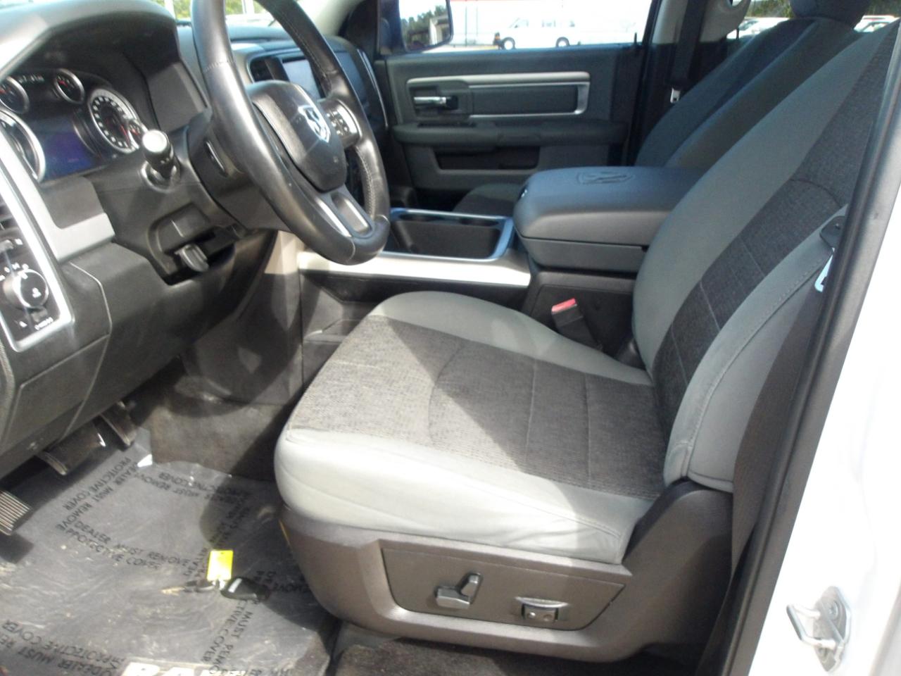 RAM 1500 4WD Crew Cab 140.5" Big Horn 2015