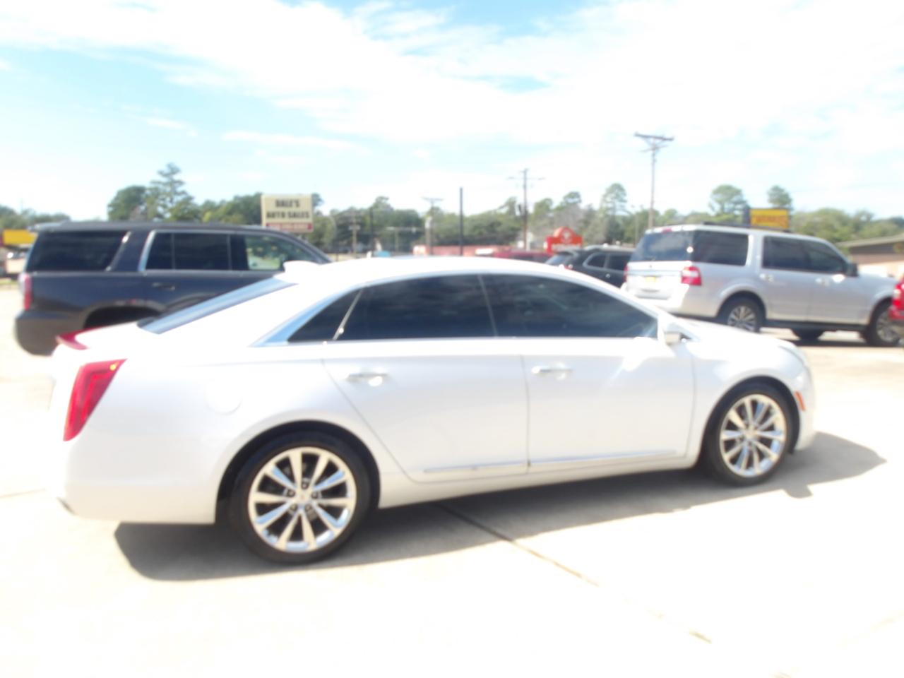 Cadillac XTS 4dr Sdn Luxury FWD 2017