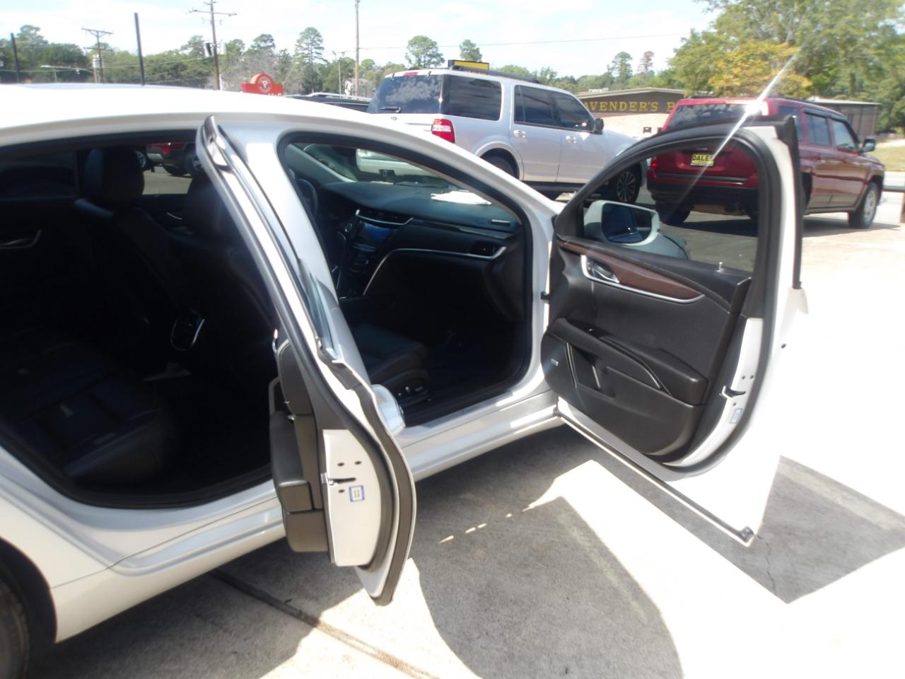 Cadillac XTS 4dr Sdn Luxury FWD 2017