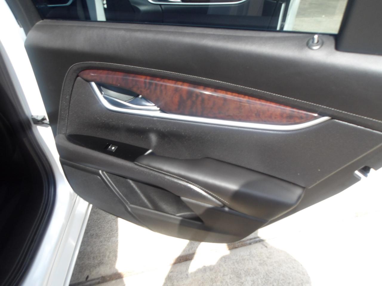 Cadillac XTS 4dr Sdn Luxury FWD 2017