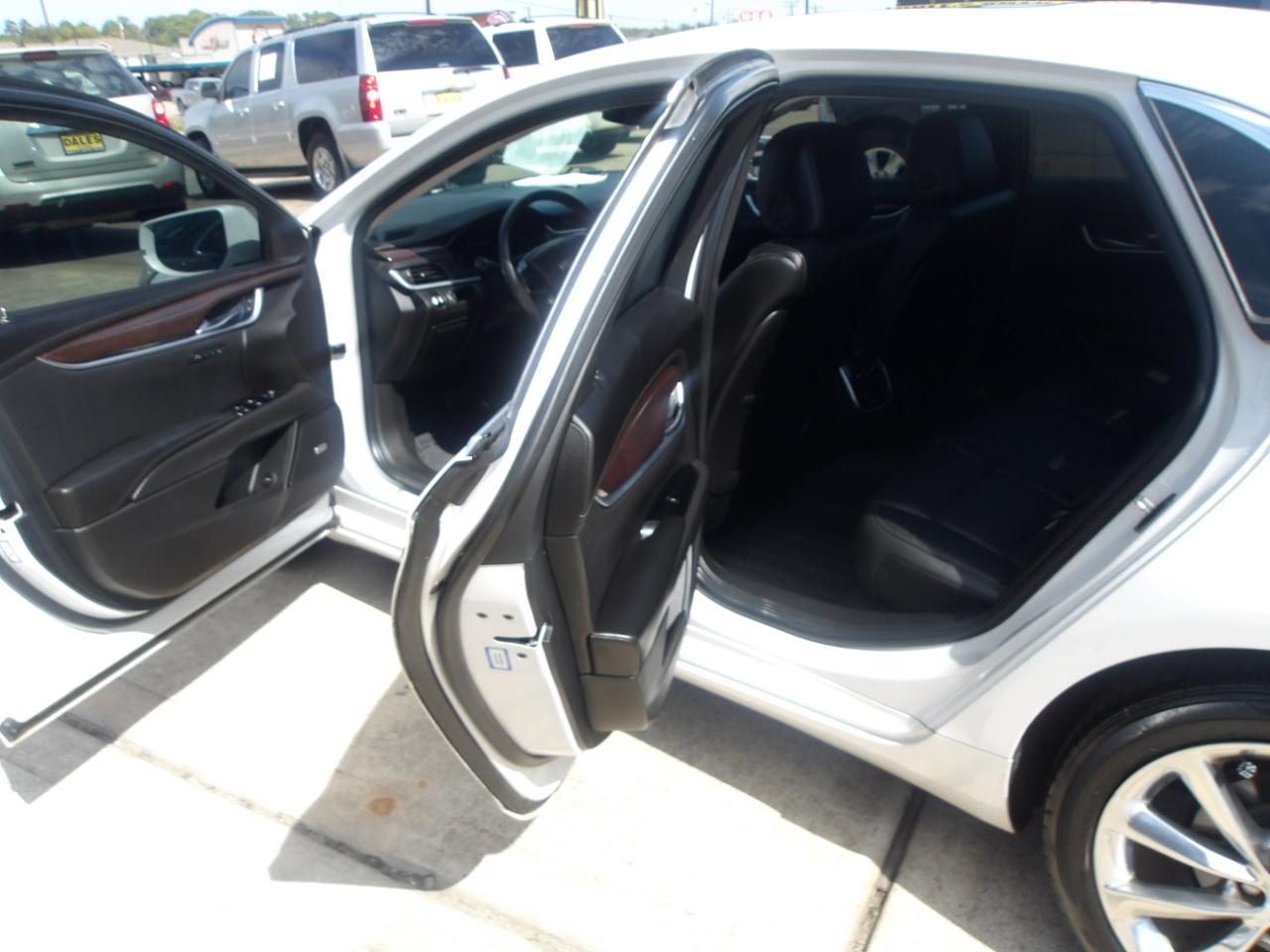 Cadillac XTS 4dr Sdn Luxury FWD 2017