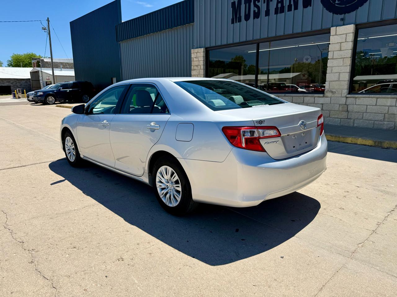 Toyota Camry 4dr Sedan LE 2014