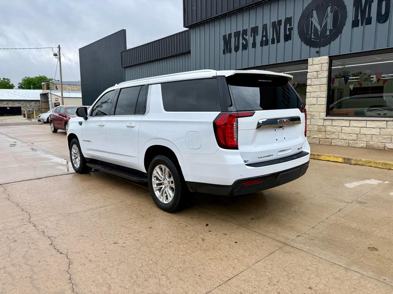GMC Yukon XL 4WD 4dr SLE 2022