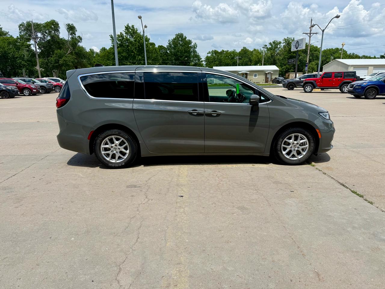 Chrysler Pacifica Touring L FWD 2023