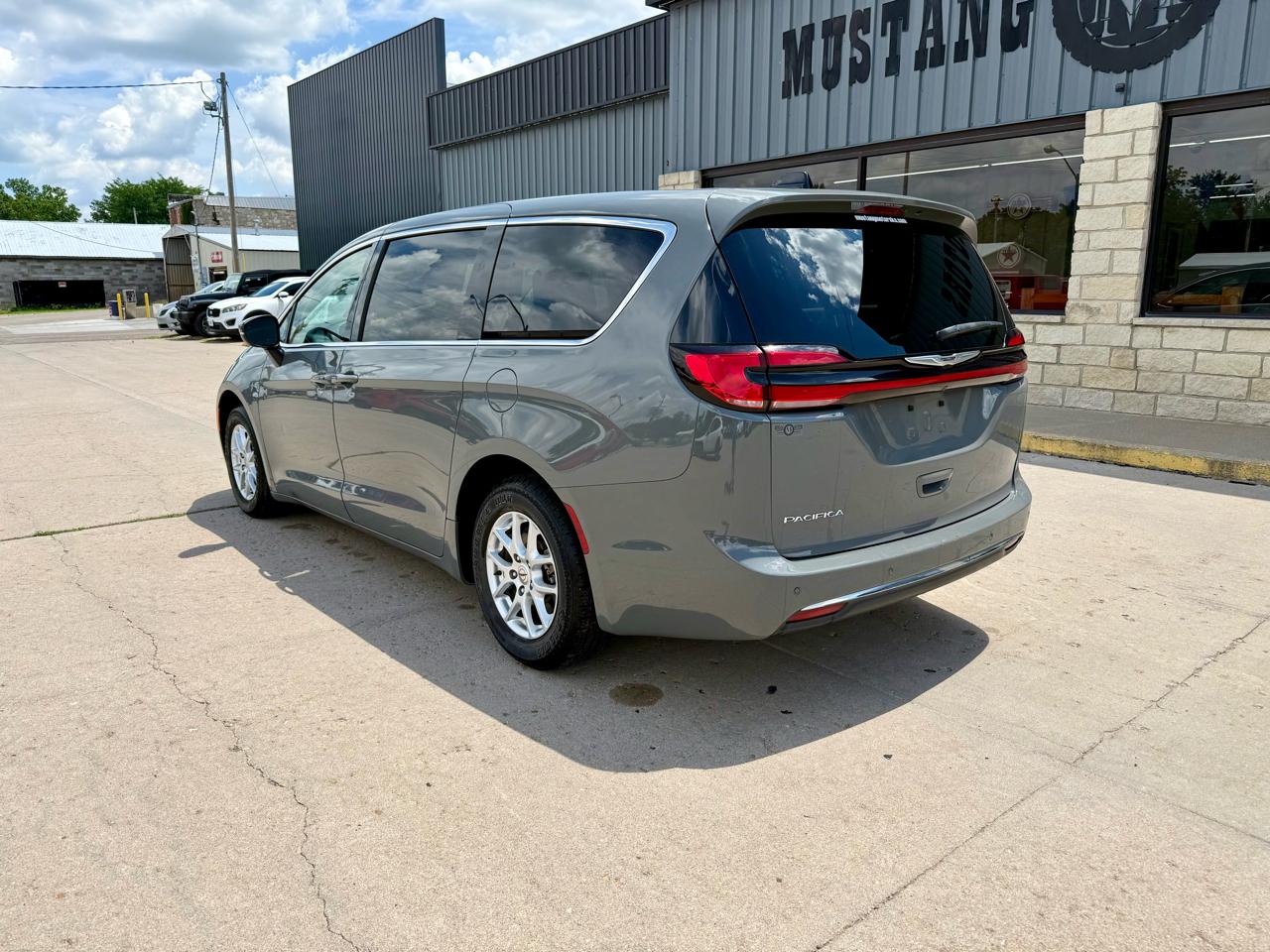 Chrysler Pacifica Touring L FWD 2023