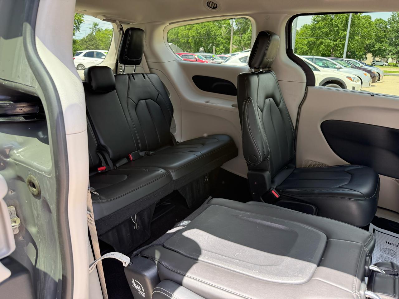 Chrysler Pacifica Touring L FWD 2023