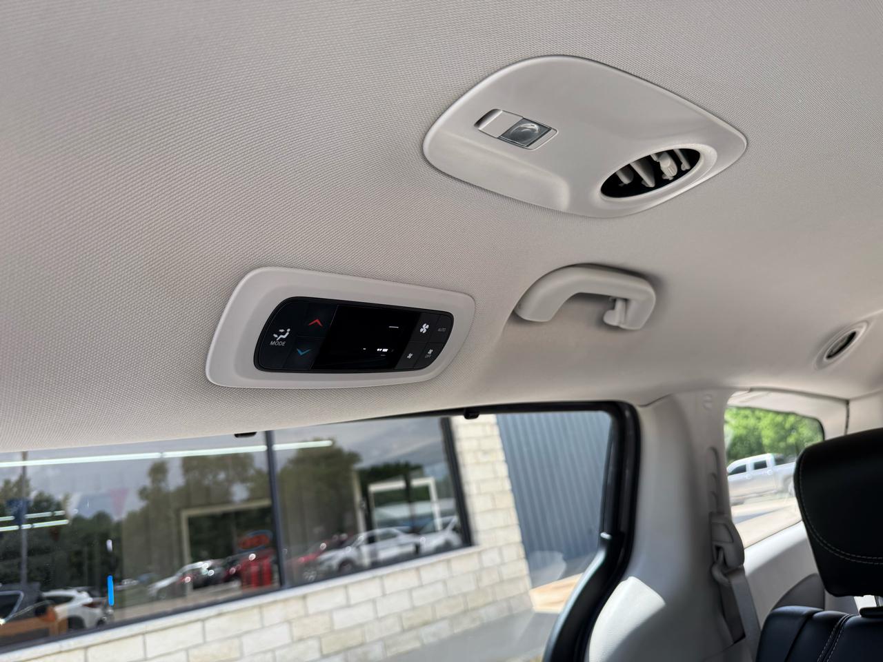 Chrysler Pacifica Touring L FWD 2023