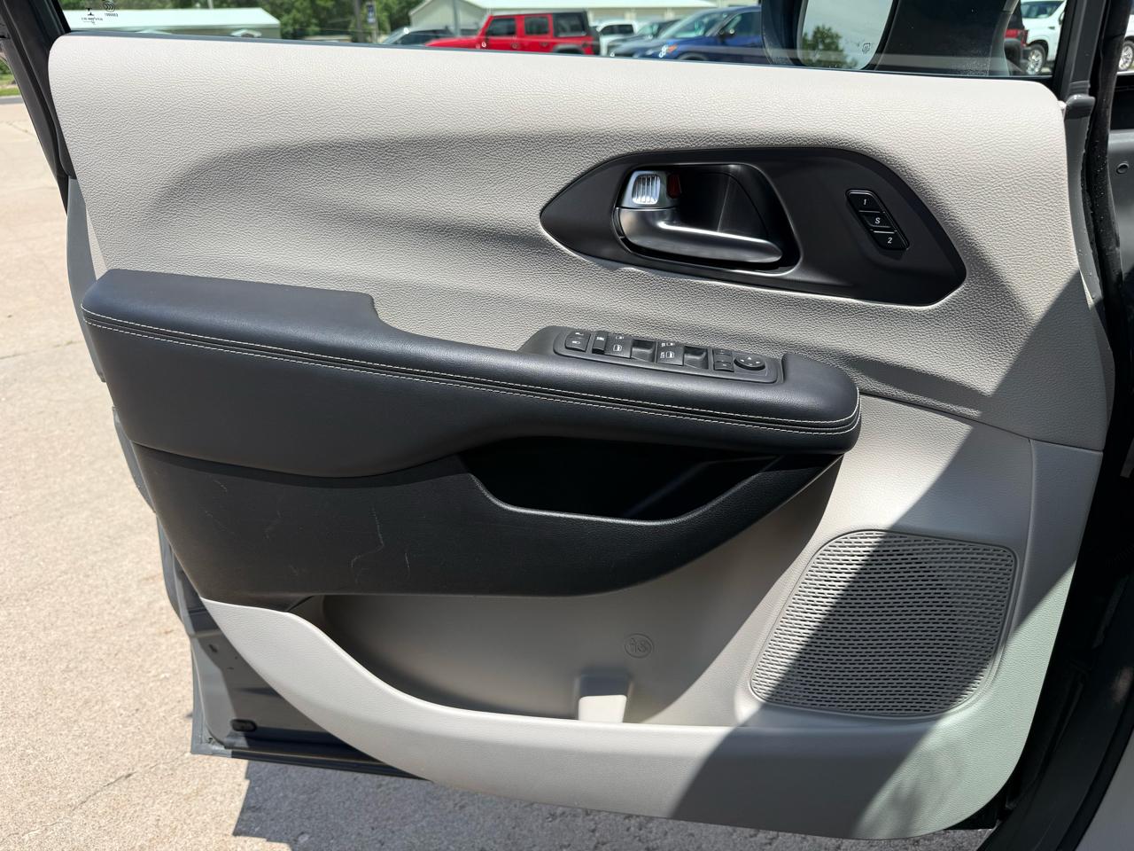 Chrysler Pacifica Touring L FWD 2023
