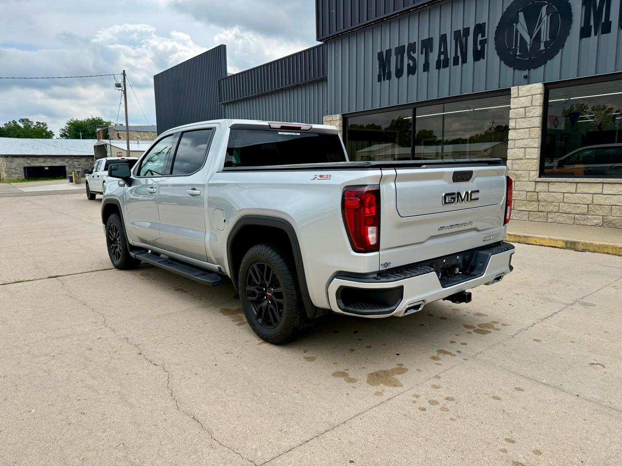 GMC Sierra 1500 4WD Crew Cab 147" Elevation w/3SB 2021