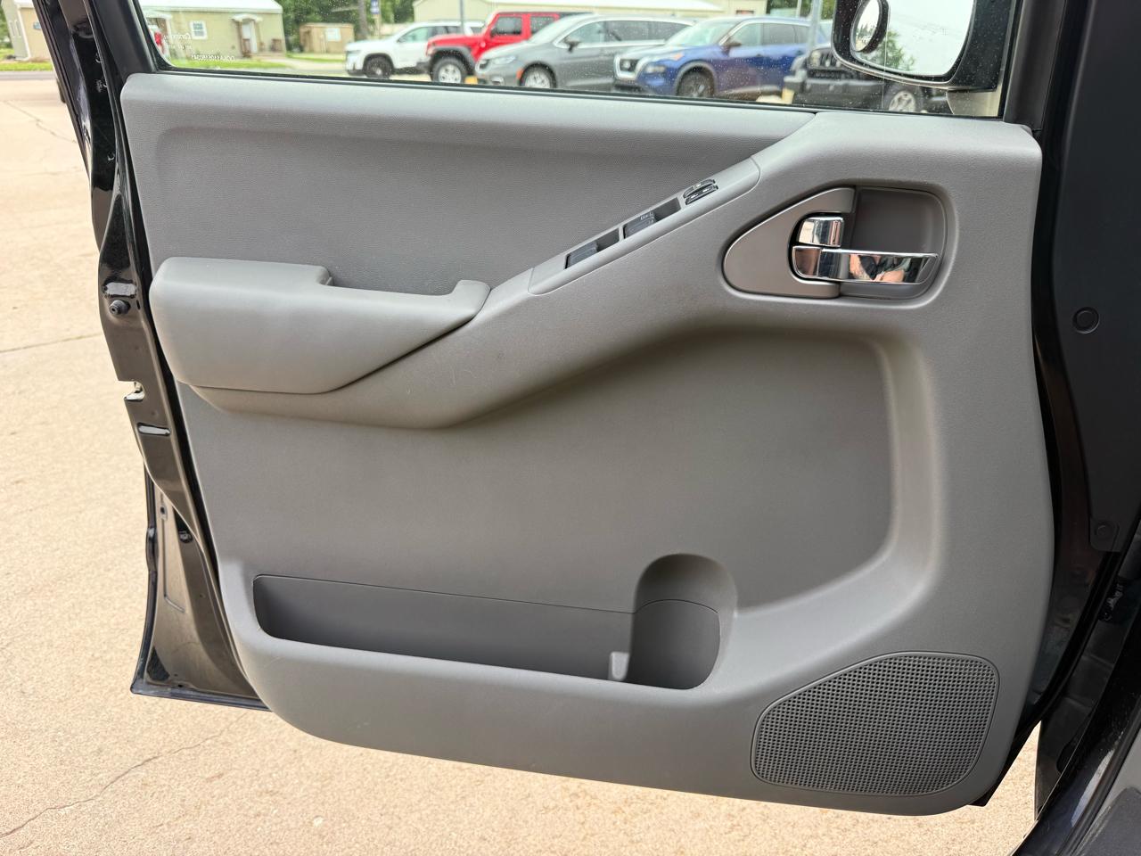 Nissan Frontier 4WD Crew Cab SWB Auto SV 2014