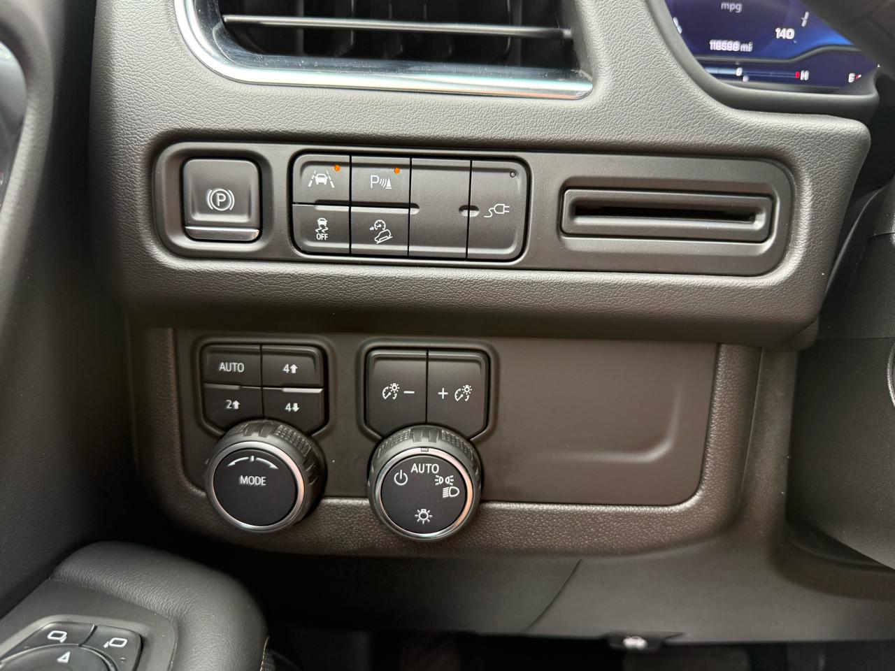 Chevrolet Suburban 4WD 4dr Premier 2022
