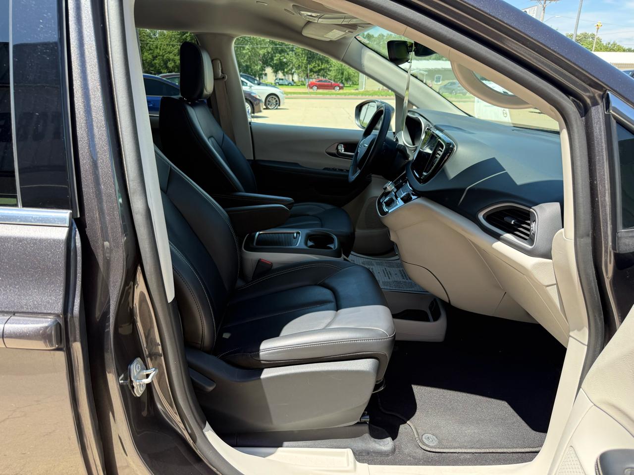 Chrysler Pacifica Touring L FWD 2023