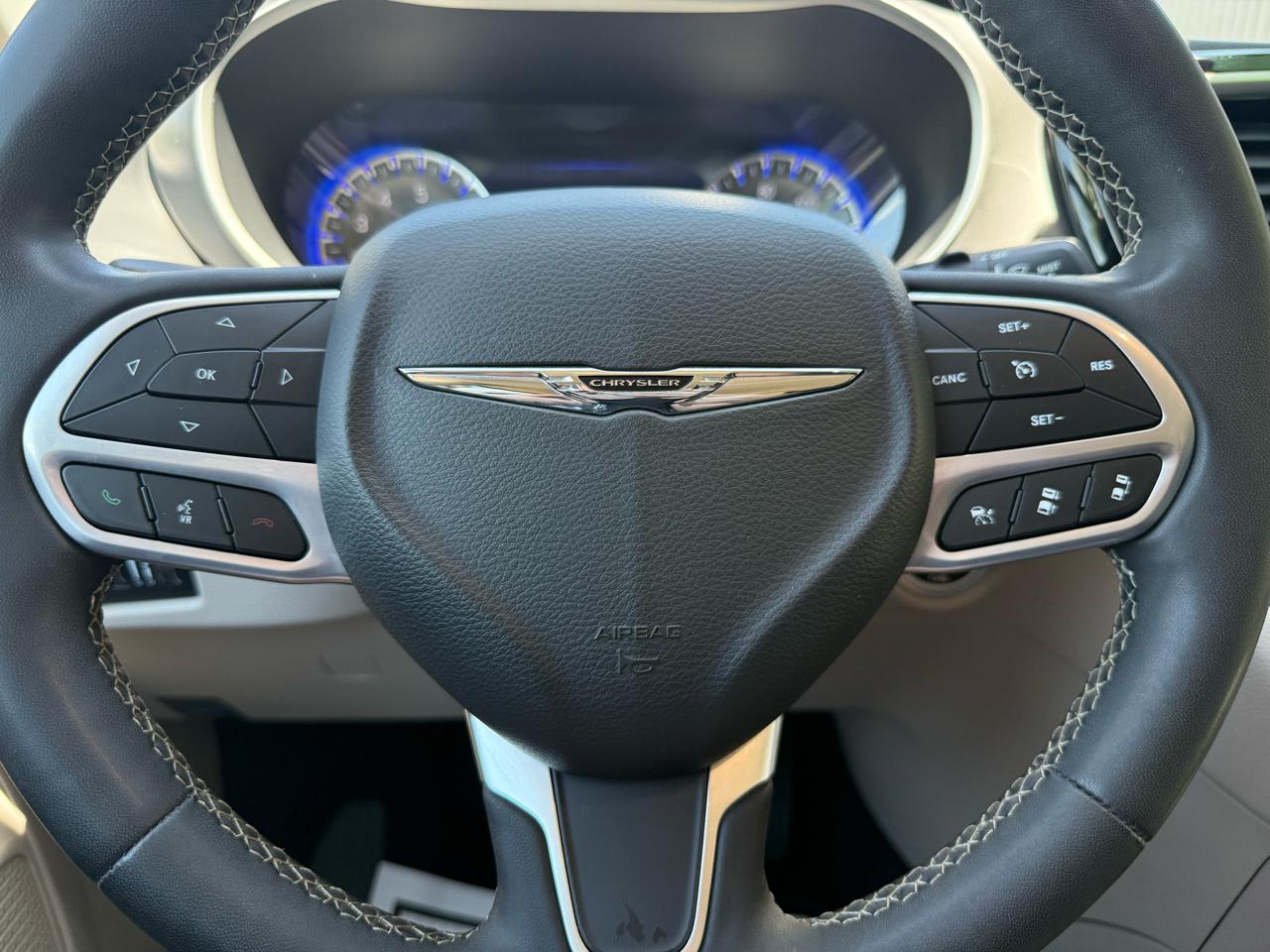 Chrysler Pacifica Touring L FWD 2023