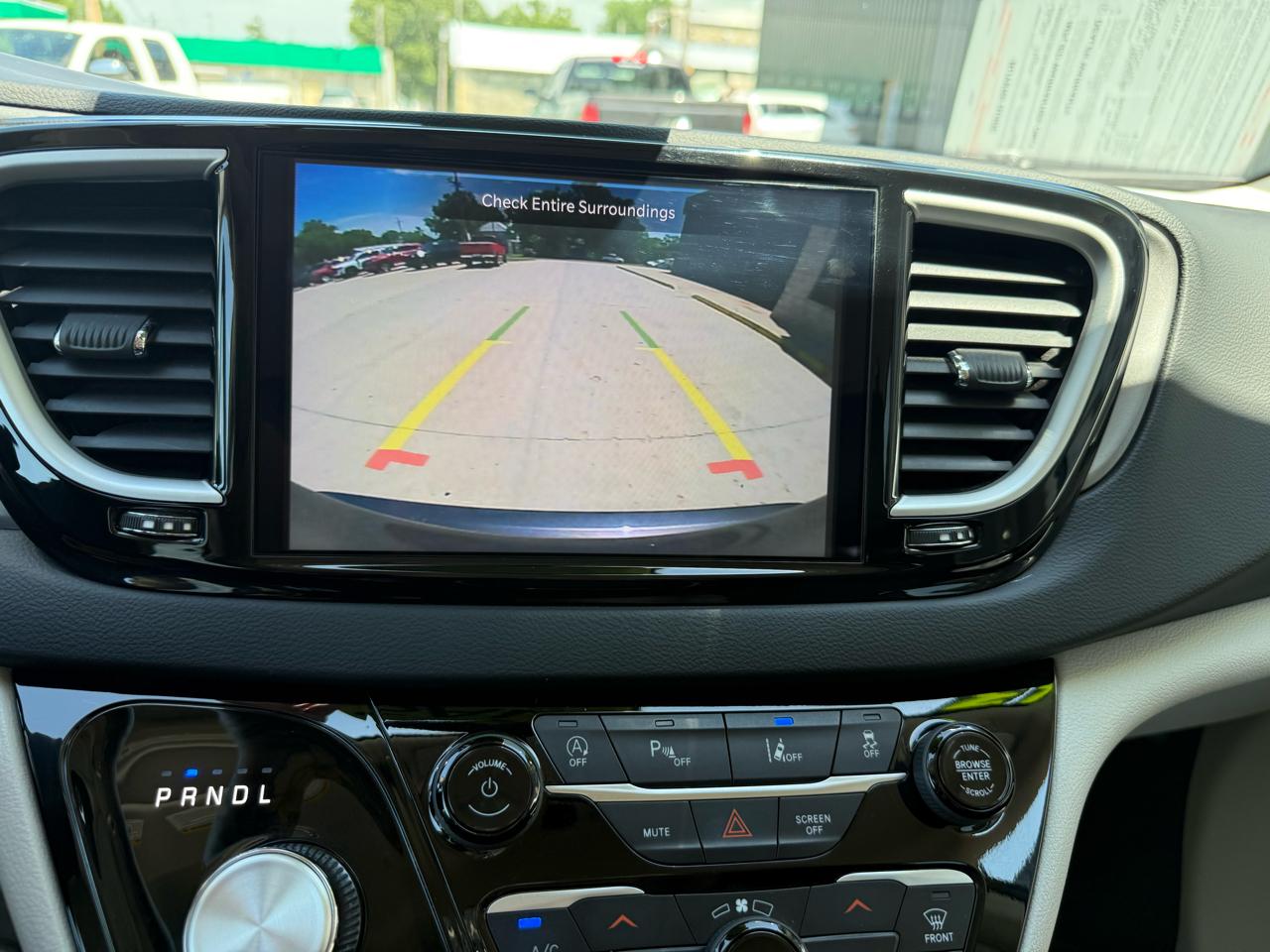 Chrysler Pacifica Touring L FWD 2023
