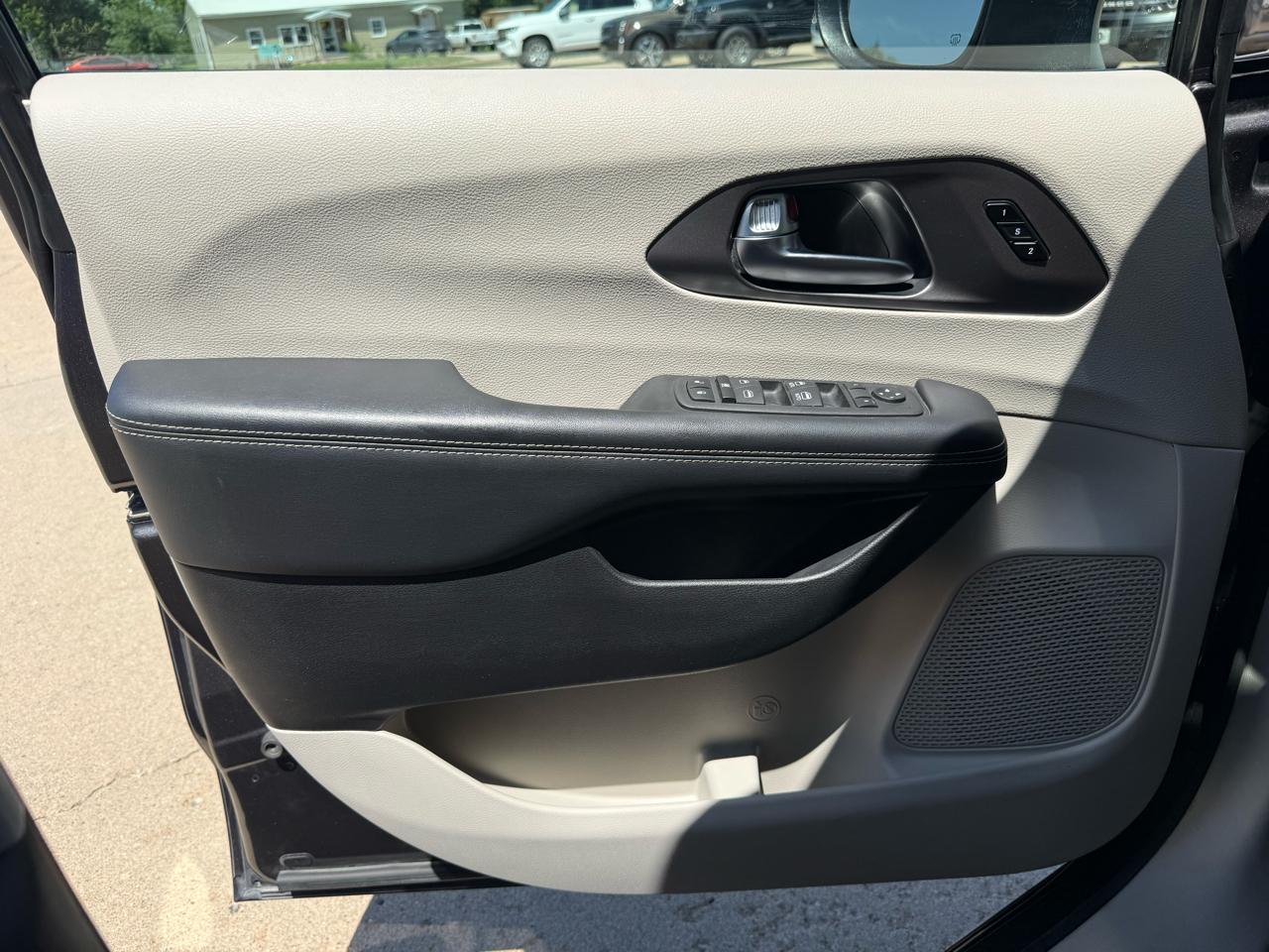 Chrysler Pacifica Touring L FWD 2023