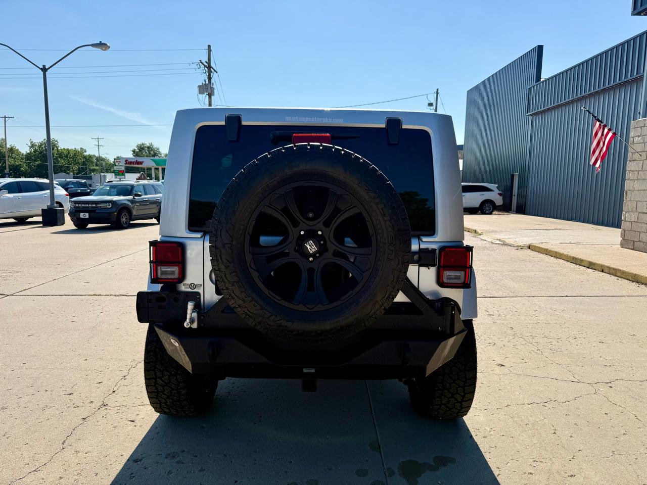 Jeep Wrangler Unlimited 4WD 4dr Sahara 2011