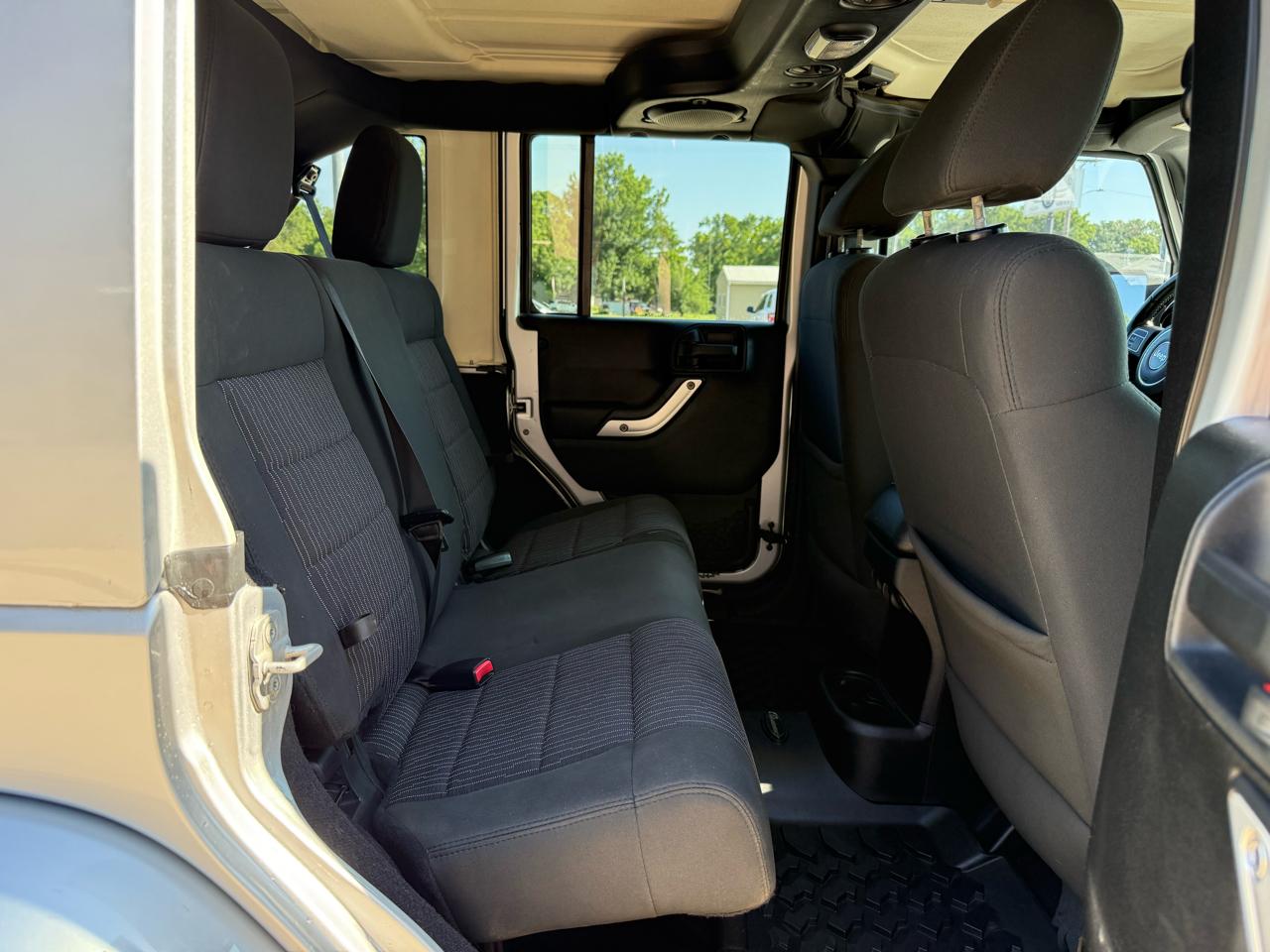Jeep Wrangler Unlimited 4WD 4dr Sahara 2011