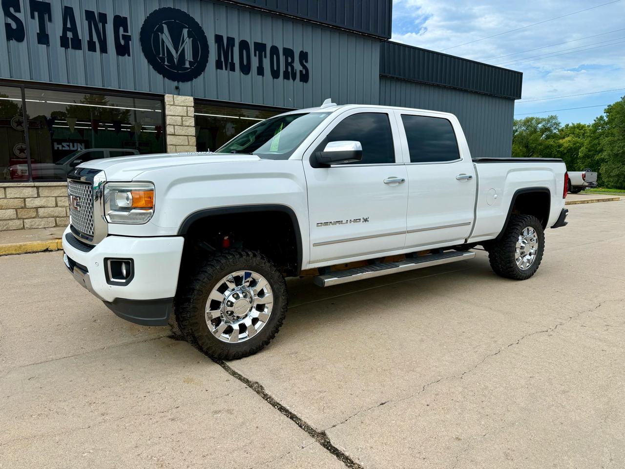 GMC Sierra 2500HD available WiFi 4WD Crew Cab 153.7" Denali 2015