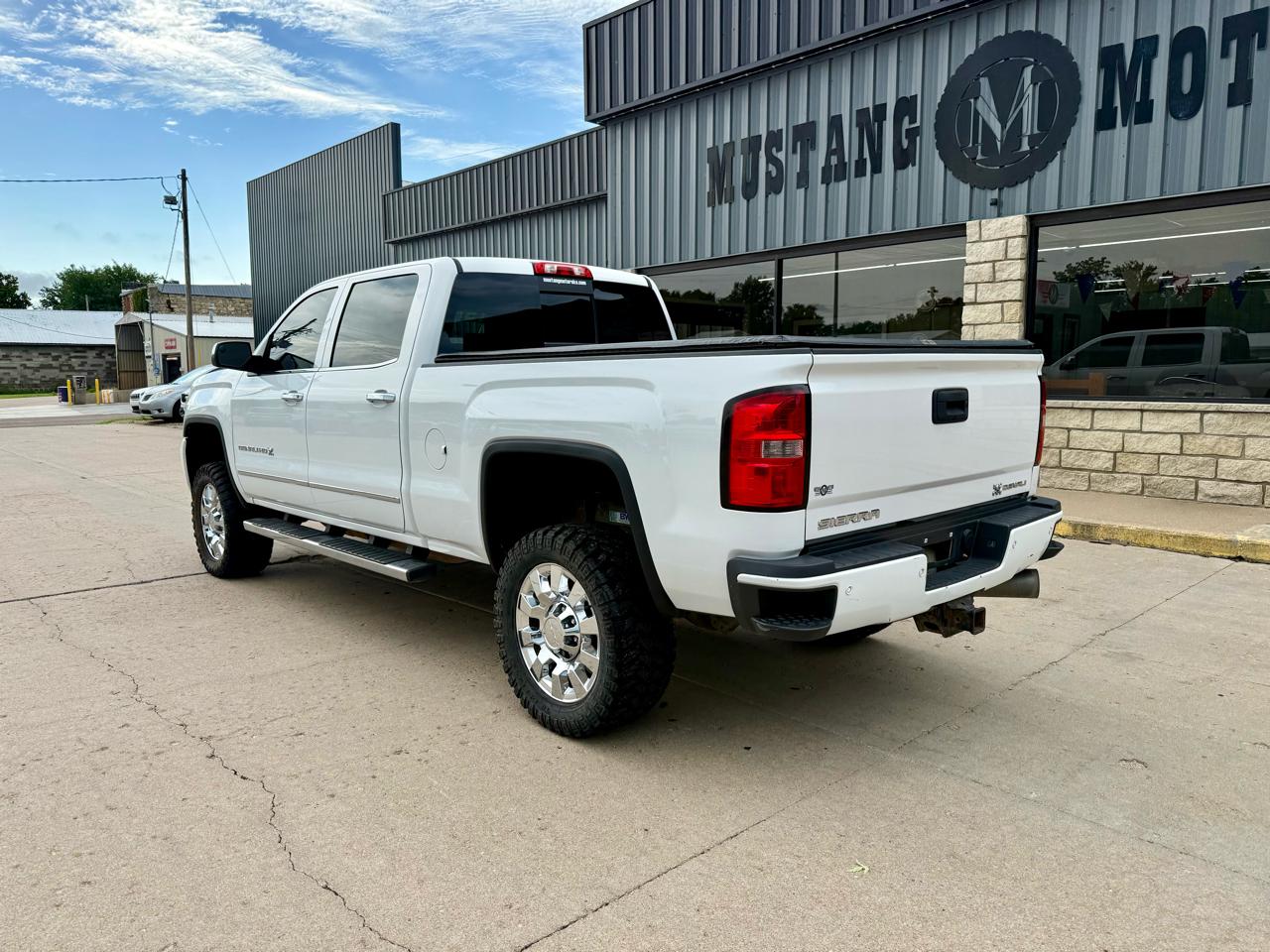 GMC Sierra 2500HD available WiFi 4WD Crew Cab 153.7" Denali 2015