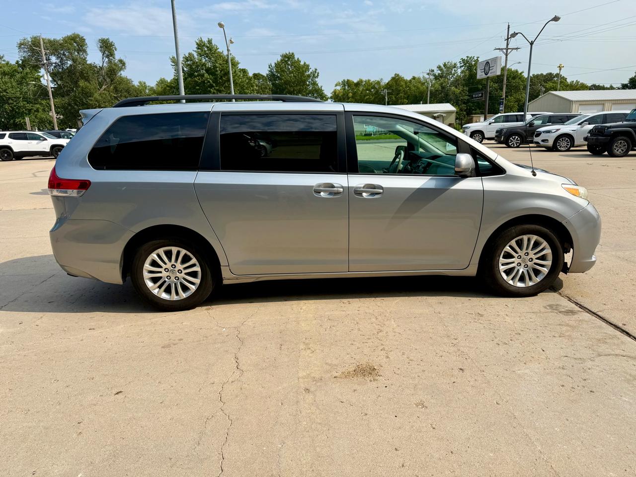 Toyota Sienna 5dr 7-Pass Van V6 XLE FWD (Natl) 2014