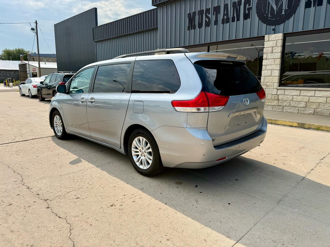 Toyota Sienna 5dr 7-Pass Van V6 XLE FWD (Natl) 2014